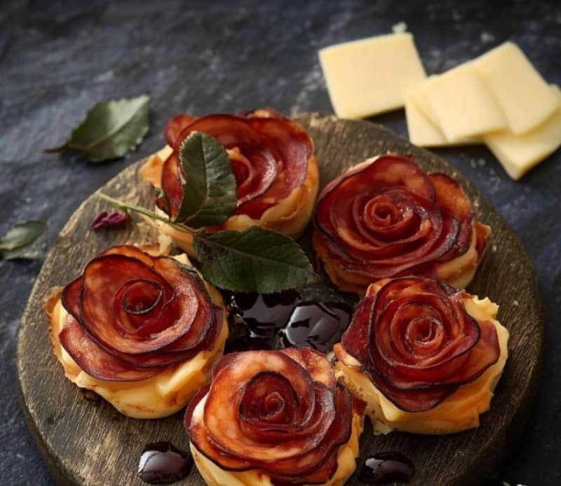 Recette des Roses Feuilletées au Salami et au Fromage