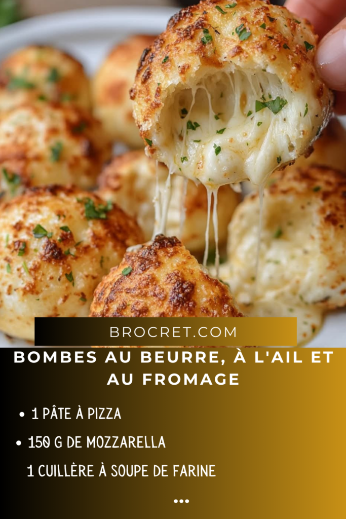 Bombes au beurre, à l’ail et au fromage dorées, garnies de persil frais et accompagnées de sauce tomate