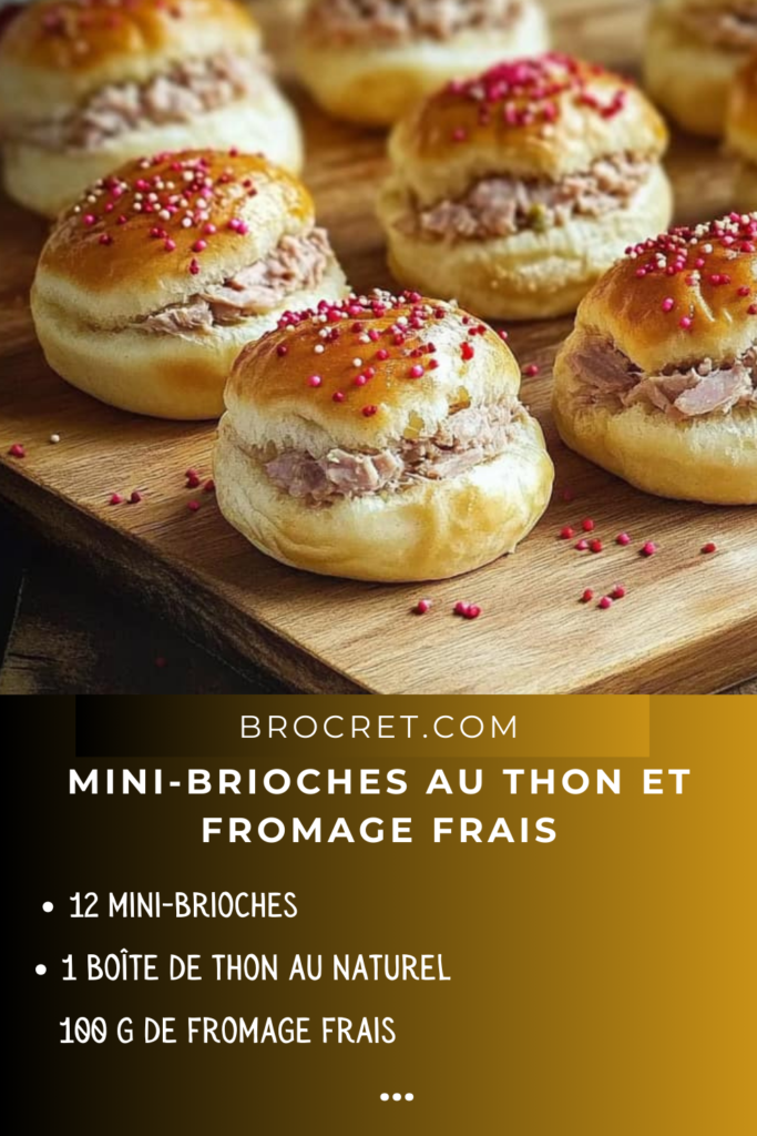 Mini-brioches dorées garnies de thon et fromage frais, décorées de graines et présentées sur un plateau