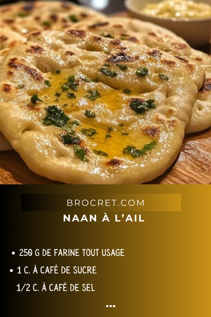 Naan à l’ail doré, badigeonné de beurre parfumé à l’ail et coriandre fraîche, servi avec un curry