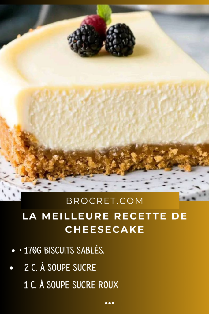 Cheesecake crémeux avec une croûte dorée, servi avec des fruits frais et une sauce au caramel