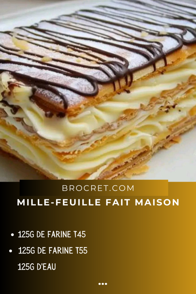 Mille-feuille fait maison avec une garniture à la crème pâtissière et un glaçage fondant décoré de lignes au chocolat