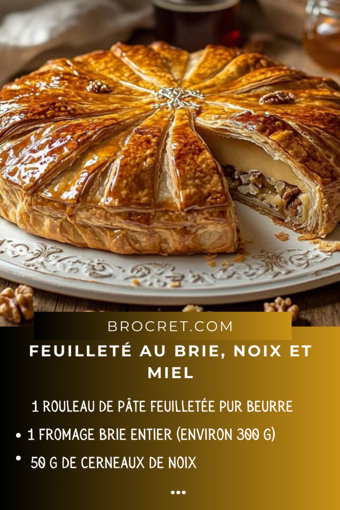 Feuilleté doré au brie garni de noix et miel, présenté sur une assiette avec salade verte