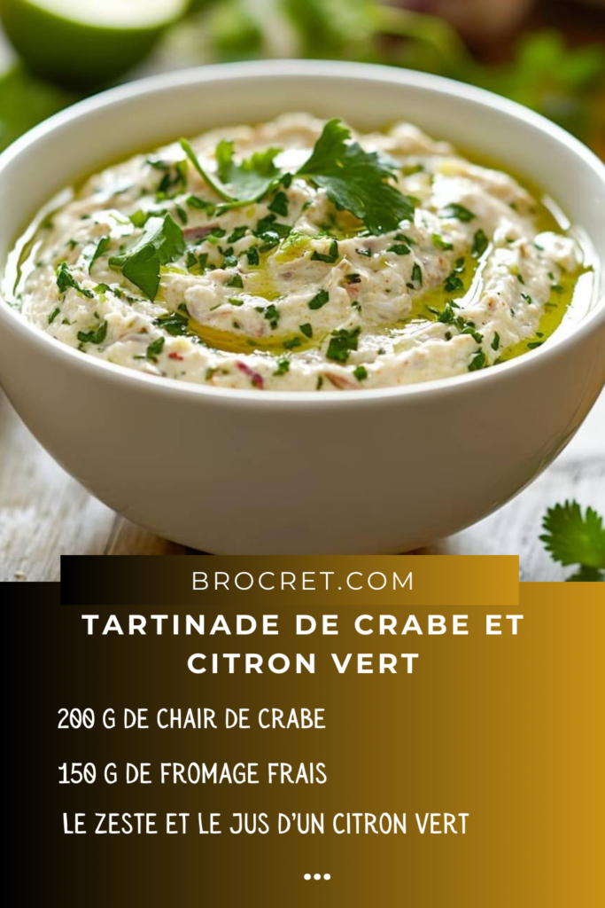 Tartinade de crabe et citron vert dans un bol, décorée de coriandre fraîche et servie avec du pain grillé