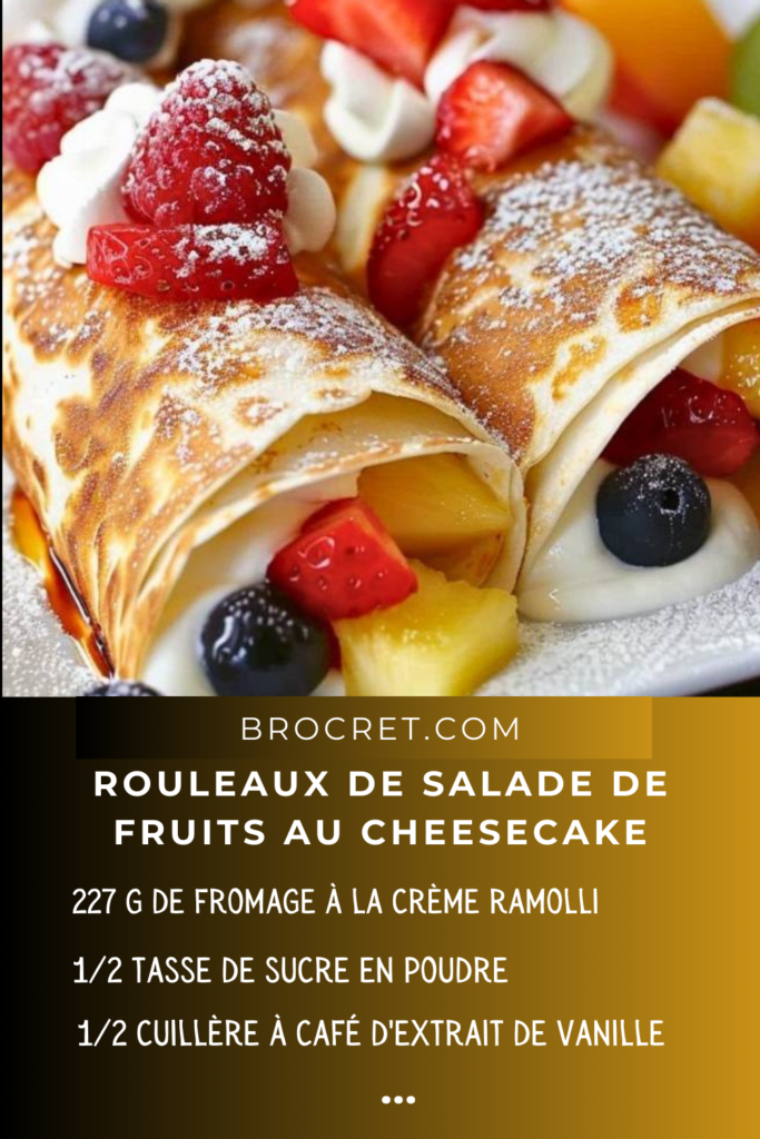 Rouleaux de salade de fruits au cheesecake, joliment présentés avec une garniture de fruits frais et un filet de sauce au chocolat