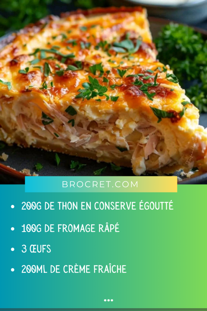 Une quiche au thon dorée et croustillante garnie de persil frais et accompagnée de salade verte.