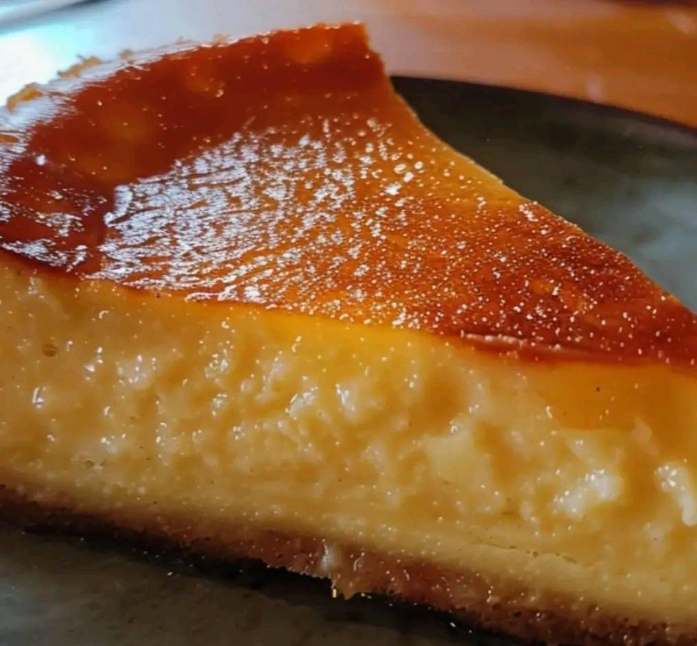 Flan pâtissier sans pâte doré servi sur une assiette