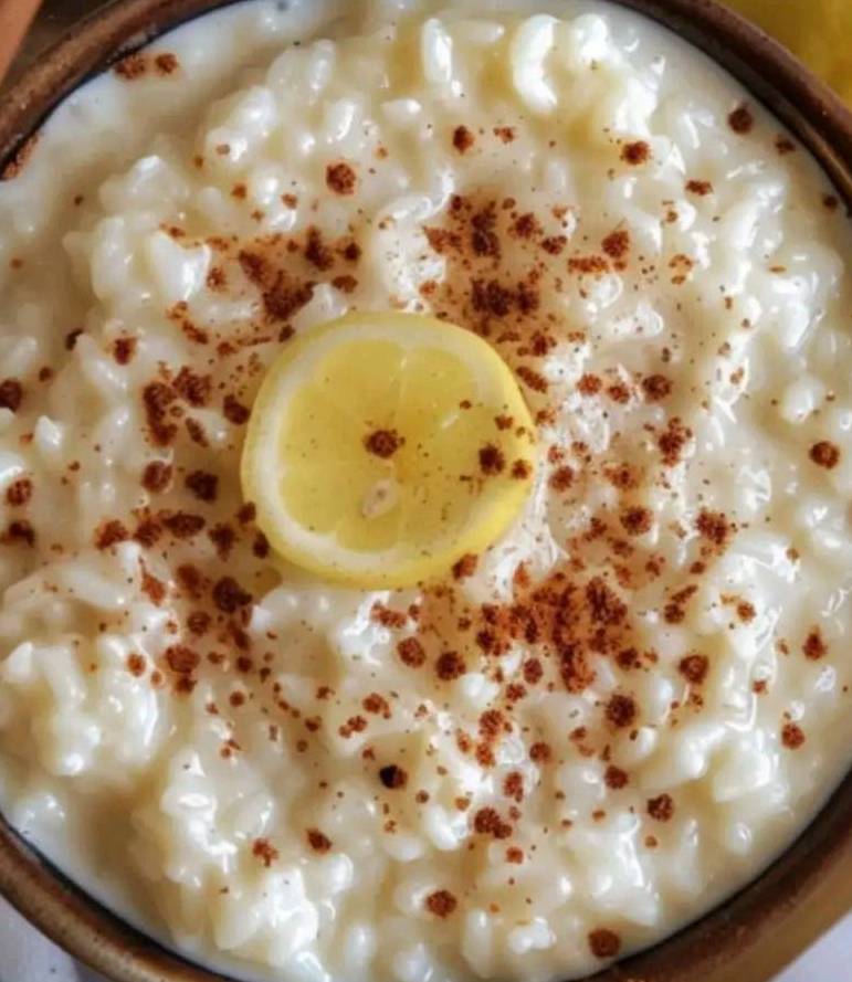 Bol de riz au lait crémeux saupoudré de cannelle