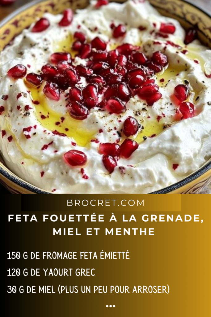 Assiette de feta fouettée garnie de graines de grenade, miel et menthe fraîche