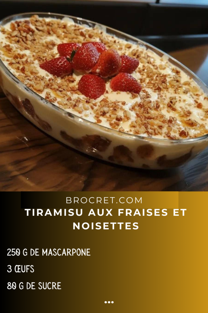 Coupe de tiramisu aux fraises et noisettes, joliment décorée de fraises fraîches et de noisettes concassées.