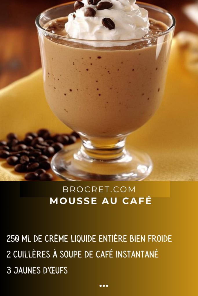 Verrines de mousse au café décorées de crème chantilly et de copeaux de chocolat, prêtes à être dégustées.