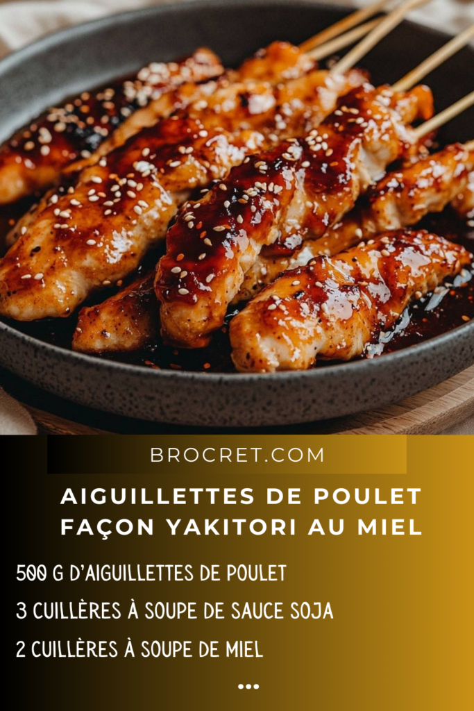 Brochettes de poulet façon yakitori caramélisées, parsemées de graines de sésame et servies avec une touche de piment.