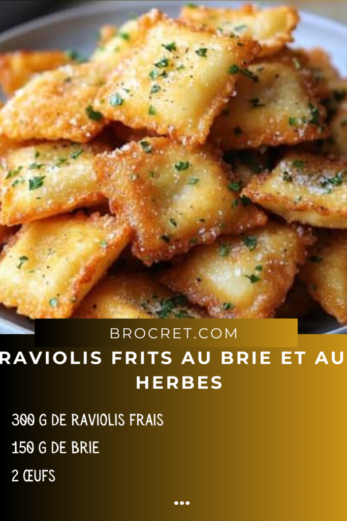 Raviolis frits dorés au brie et aux herbes, accompagnés de sauce marinara