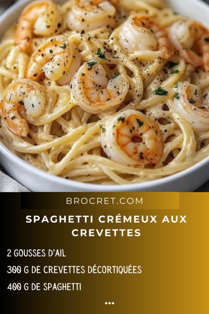 Assiette de spaghetti crémeux aux crevettes, garnie de persil frais et de parmesan râpé.