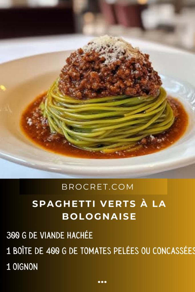 Spaghetti verts à la bolognaise, nappés de sauce tomate et garnis de parmesan râpé.