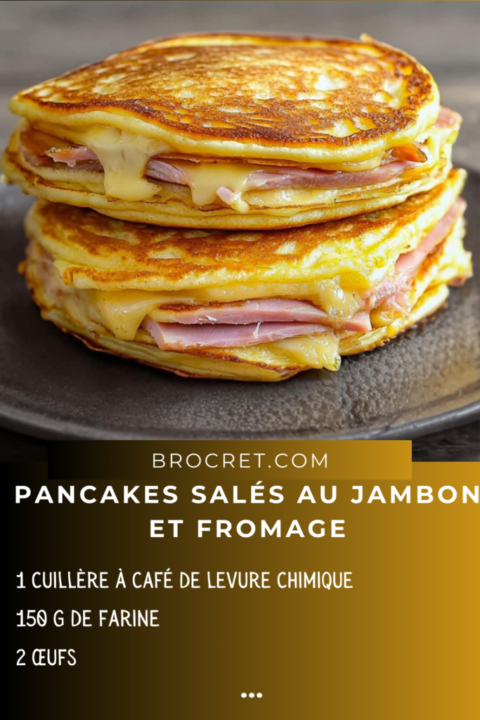 Pancakes salés garnis de jambon et fromage fondant, servis avec une salade verte