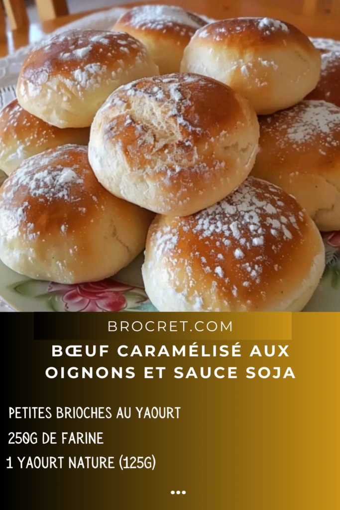 petites brioches dorées et moelleuses sur une grille de refroidissement