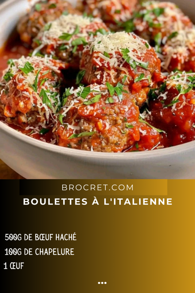 assiette de boulettes à l'italienne nappées de sauce tomate, garnies de persil et de parmesan