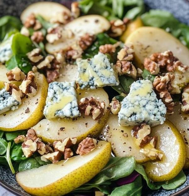 Salade Tiède de Poires et Noix avec Fromage Bleu Simple