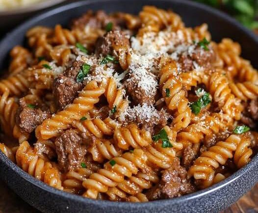 Les rotini au bœuf et à la sauce parmesan à l’ail