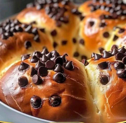  Brioche légère au yaourt et aux pépites de chocolat dorée et moelleuse, servie en tranches sur une table de petit-déjeuner.