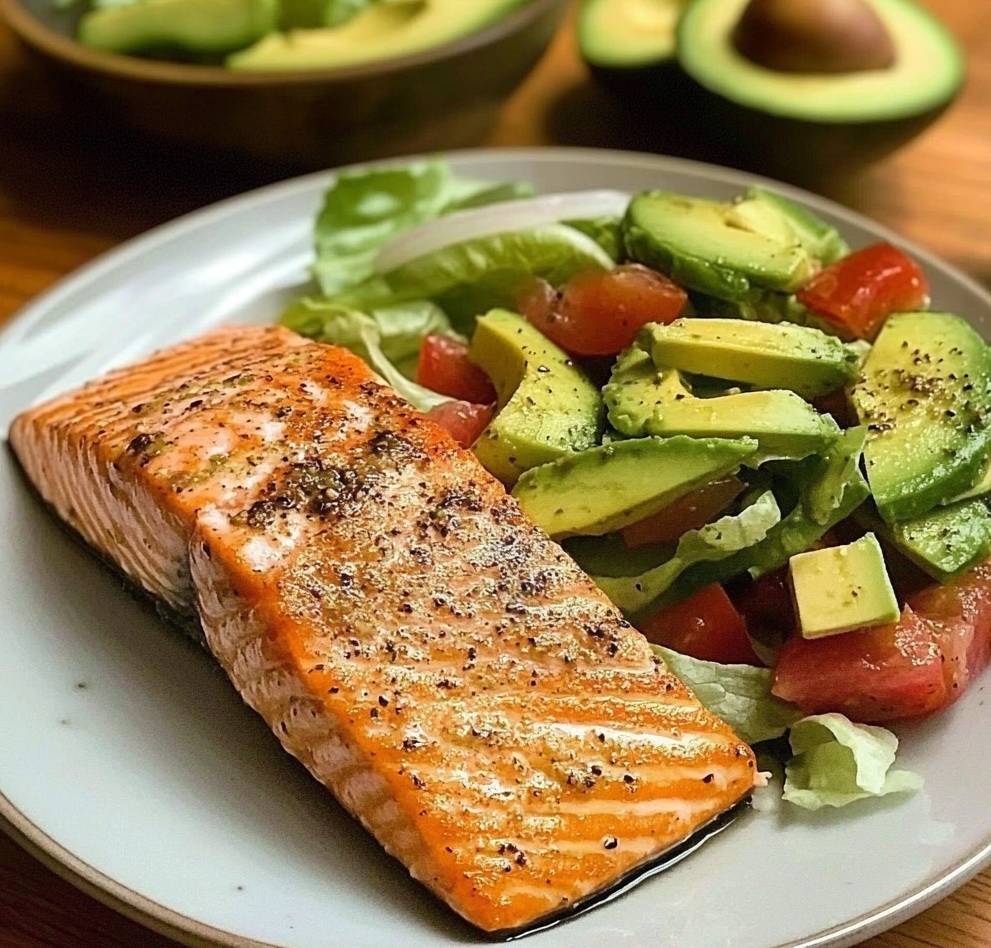 Saumon Grillé et Salade Avocat-Tomates