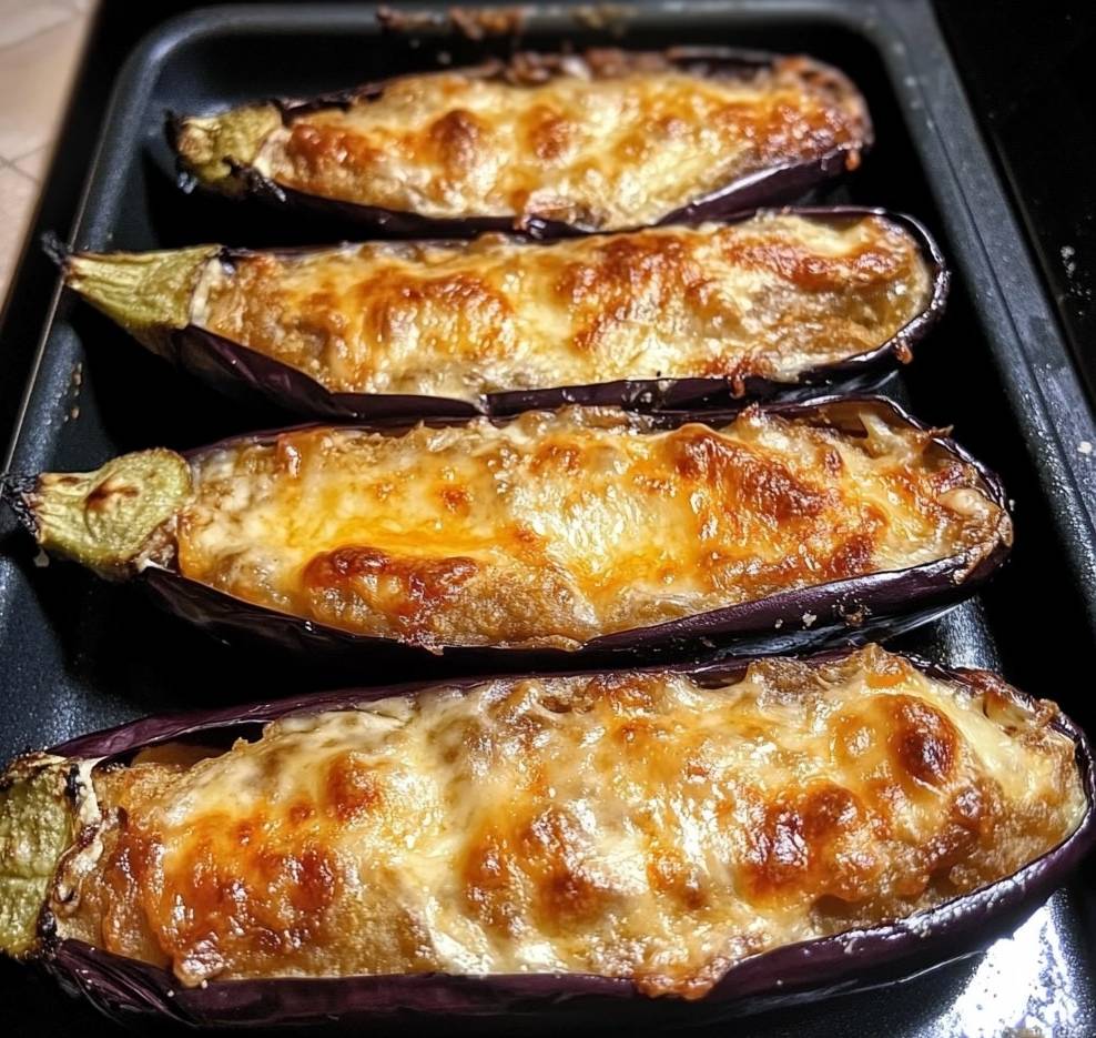 Aubergines gratinées au fromage, dorées et servies dans un plat en terre cuite avec une salade verte