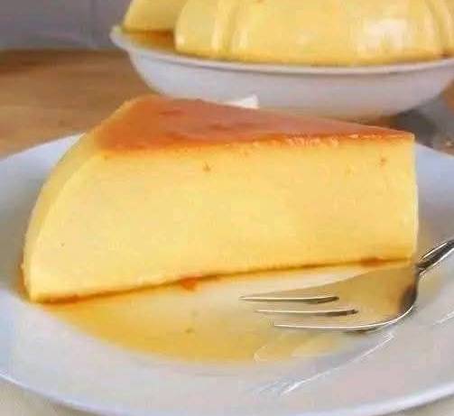 Flan au caramel doré, servi sur une assiette avec son caramel coulant