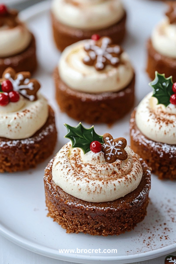 Mini gâteaux de Noël épicés avec glaçage crémeux et décorations festives